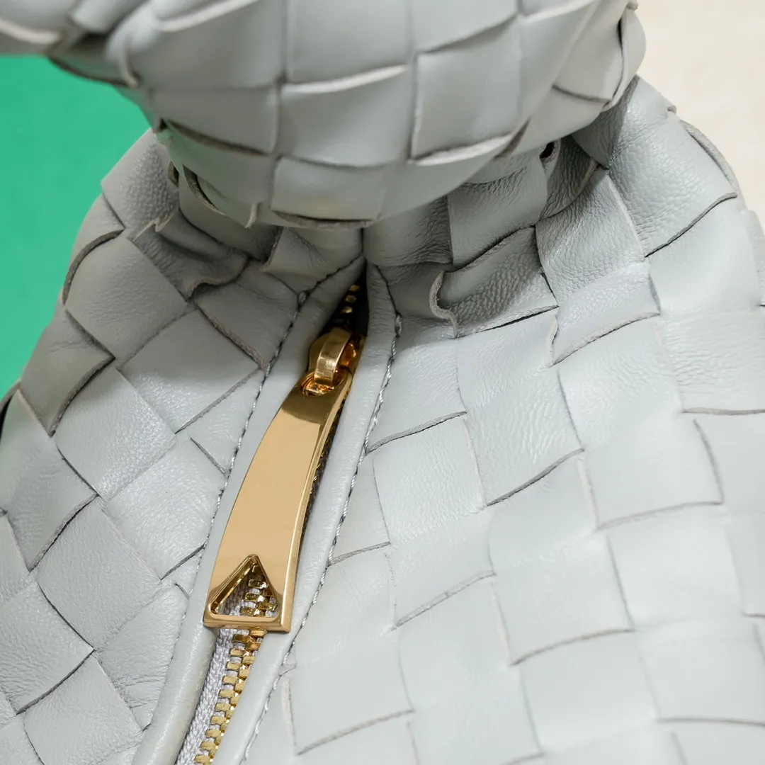 Batch 1460 BV Bottega Veneta's new medium-sized JODIE handbag BV bag for women 🔥The new method is to round the corners on the original basis, and knot the round hobo bag with classic woven leather. The most iconic triangular pull-out design is made of sheepskin hanging soft shape, which is super suitable for concave shapes~Jodie feels really gentle to people. It is definitely the best item for daily matching, unchanged weaving, new elements twist, versatile, and the new favorite of street style Internet celebrities! Size: 36*21*13 Model: 6697